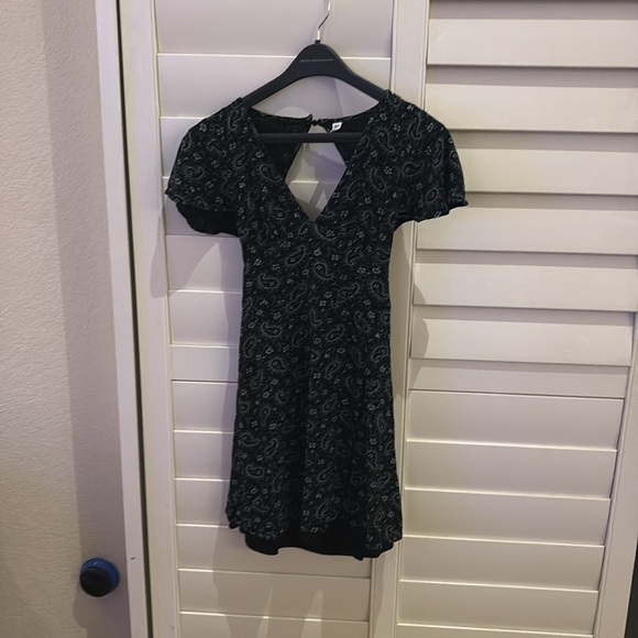 BP Black and White Paisley V-Neck Flutter Sleeve Dress 90s “skater dress” vibes - Picture 8 of 17